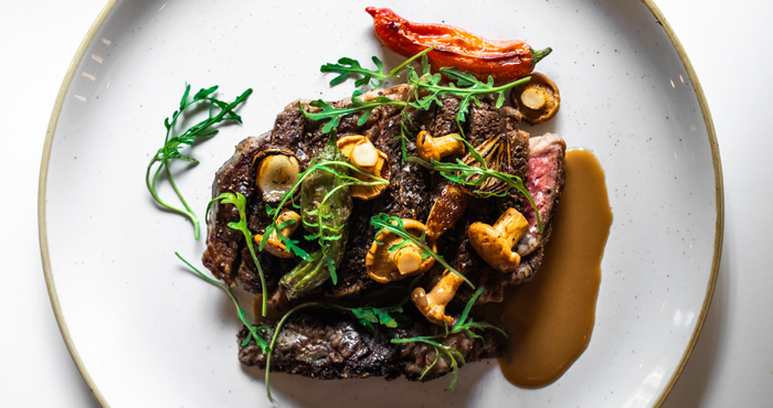 Steak with mushrooms and arugula