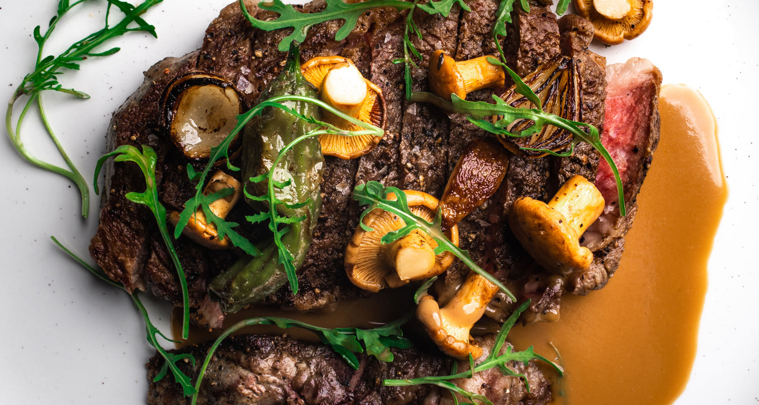 Steak with mushrooms and arugula